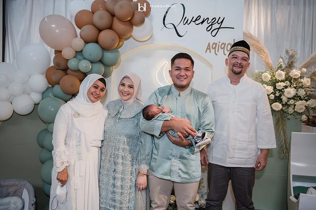 Kesha Ratuliu dan Adhi Permana menggelar acara syukuran dan akikah putra mereka baby Qwenzy&period; Yuk intip potretnya&excl;