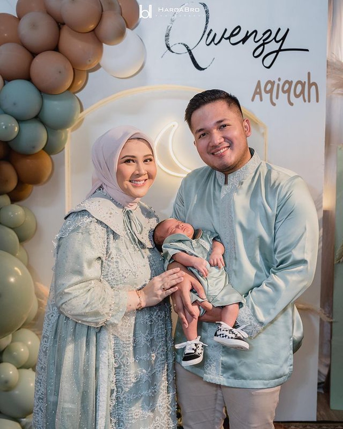Kesha Ratuliu dan Adhi Permana menggelar acara syukuran dan akikah putra mereka baby Qwenzy&period; Yuk intip potretnya&excl;
