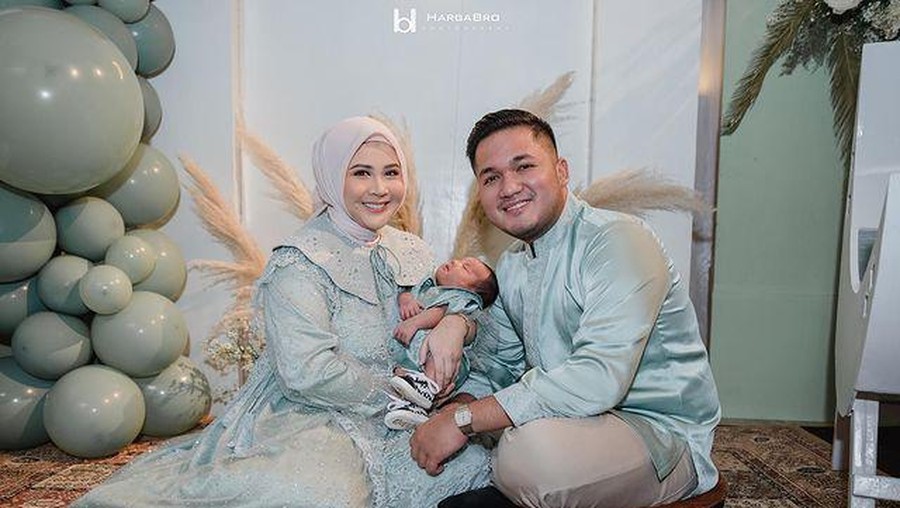 7 Potret Syukuran & Akikah Baby Qwenzy Anak Kesha Ratuliu & Adhi Permana Kesha Ratuliu dan Adhi Permana menggelar acara syukuran dan akikah putra mereka baby Qwenzy. Yuk intip potretnya!