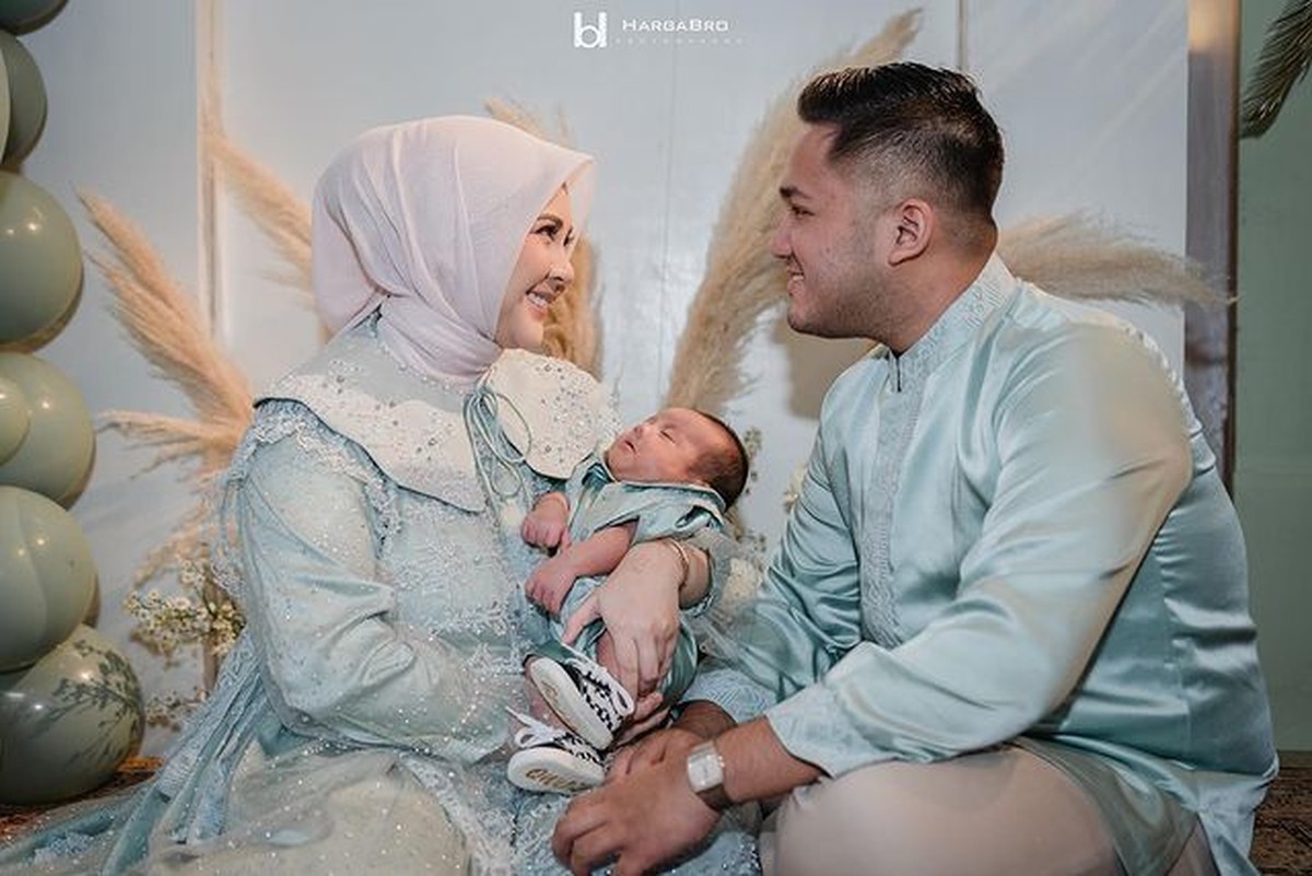 Kesha Ratuliu dan Adhi Permana menggelar acara syukuran dan akikah putra mereka baby Qwenzy&period; Yuk intip potretnya&excl;