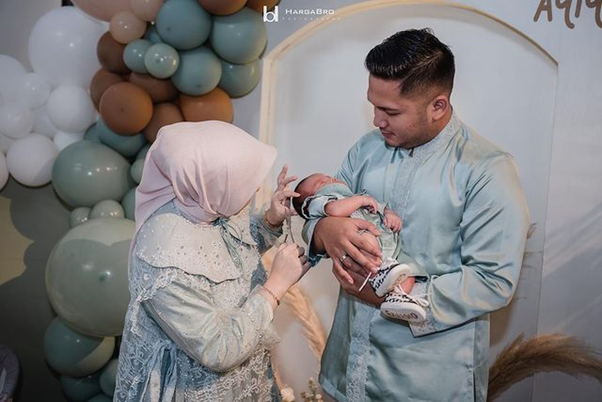 Kesha Ratuliu dan Adhi Permana menggelar acara syukuran dan akikah putra mereka baby Qwenzy&period; Yuk intip potretnya&excl;