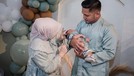 7 Potret Syukuran & Akikah Baby Qwenzy Anak Kesha Ratuliu & Adhi Permana Kesha Ratuliu dan Adhi Permana menggelar acara syukuran dan akikah putra mereka baby Qwenzy. Yuk intip potretnya!