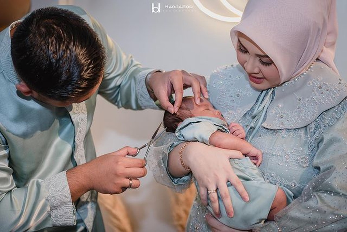 Kesha Ratuliu dan Adhi Permana menggelar acara syukuran dan akikah putra mereka baby Qwenzy&period; Yuk intip potretnya&excl;