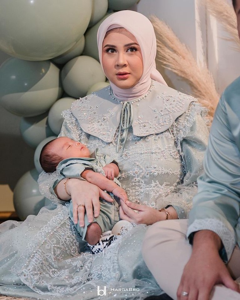 7 Potret Syukuran & Akikah Baby Qwenzy Anak Kesha Ratuliu & Adhi Permana Kesha Ratuliu dan Adhi Permana menggelar acara syukuran dan akikah putra mereka baby Qwenzy. Yuk intip potretnya!