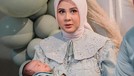 7 Potret Syukuran & Akikah Baby Qwenzy Anak Kesha Ratuliu & Adhi Permana Kesha Ratuliu dan Adhi Permana menggelar acara syukuran dan akikah putra mereka baby Qwenzy. Yuk intip potretnya!