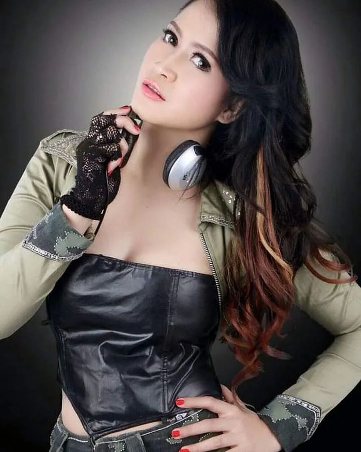 Velline Chu adalah pedangdut berinisial VU yang diciduk oleh polisi menggunakan narkoba jenis sabu&period; Yuk intip potretnya&excl;