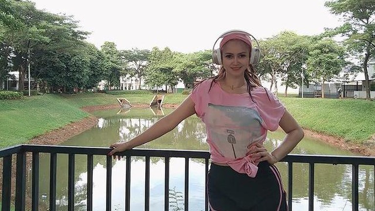 7 Potret Velline Chu Ratu Begal Diciduk Narkoba Velline Chu adalah pedangdut berinisial VU yang diciduk oleh polisi menggunakan narkoba jenis sabu. Yuk intip potretnya!