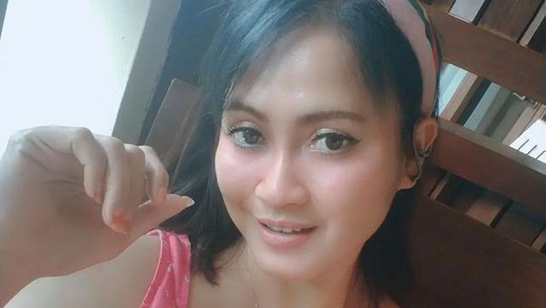Velline Chu adalah pedangdut berinisial VU yang diciduk oleh polisi menggunakan narkoba jenis sabu. Yuk intip potretnya!