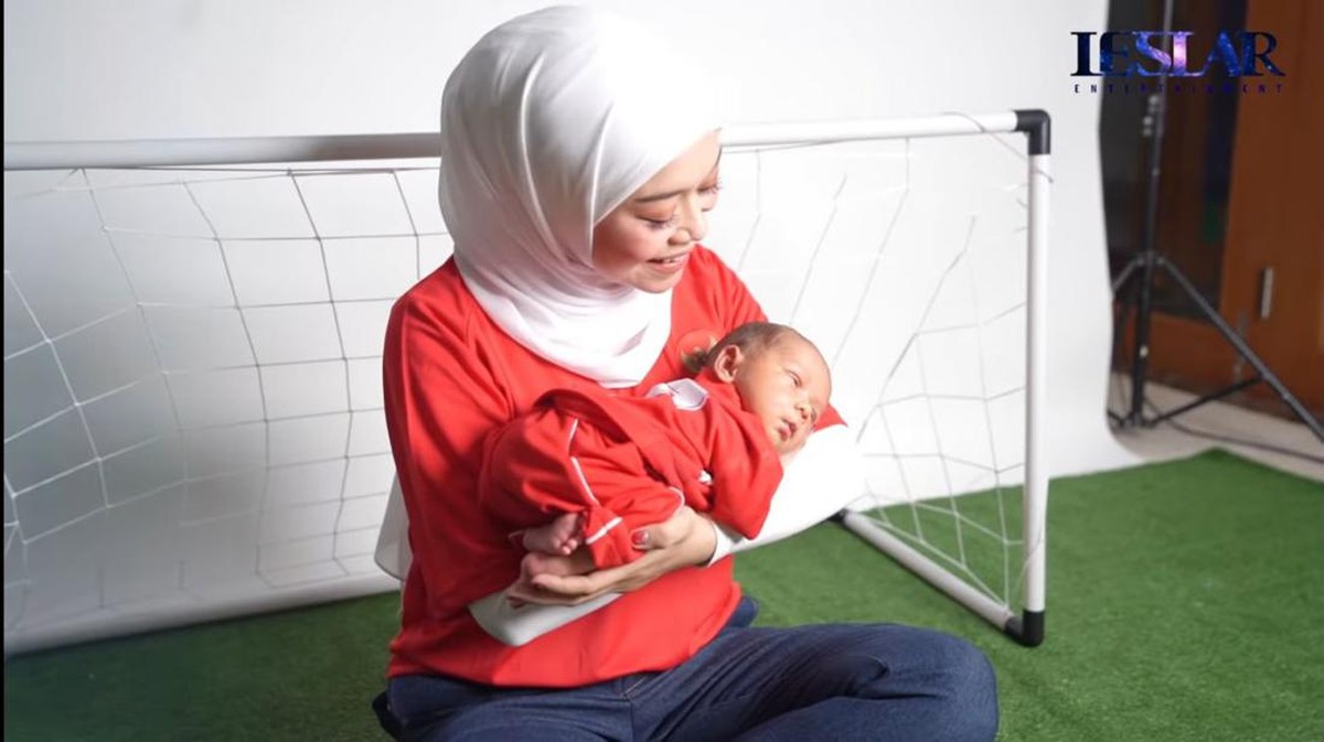 Lesti Kejora dan Rizky Billar akhirnya menampilkan paras sang anak tercinta&comma; Muhammad Leslar Al-Fatih Billar&period; Yuk intip&excl;