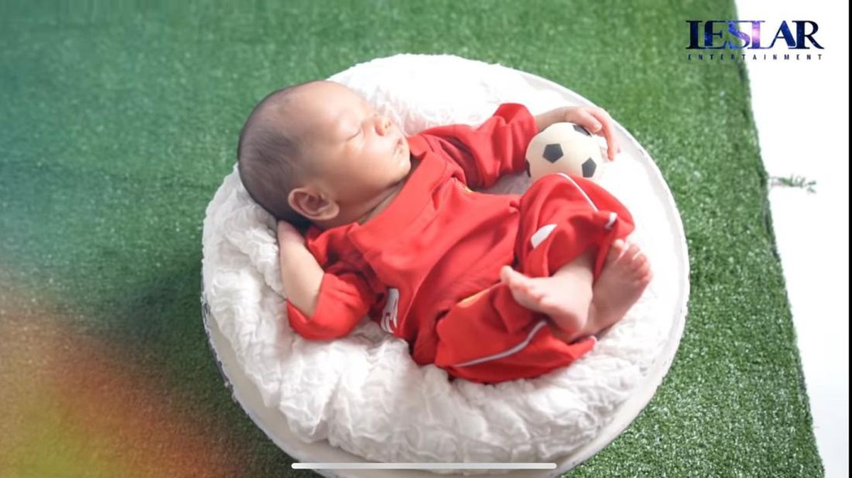 Lesti Kejora dan Rizky Billar akhirnya menampilkan paras sang anak tercinta&comma; Muhammad Leslar Al-Fatih Billar&period; Yuk intip&excl;