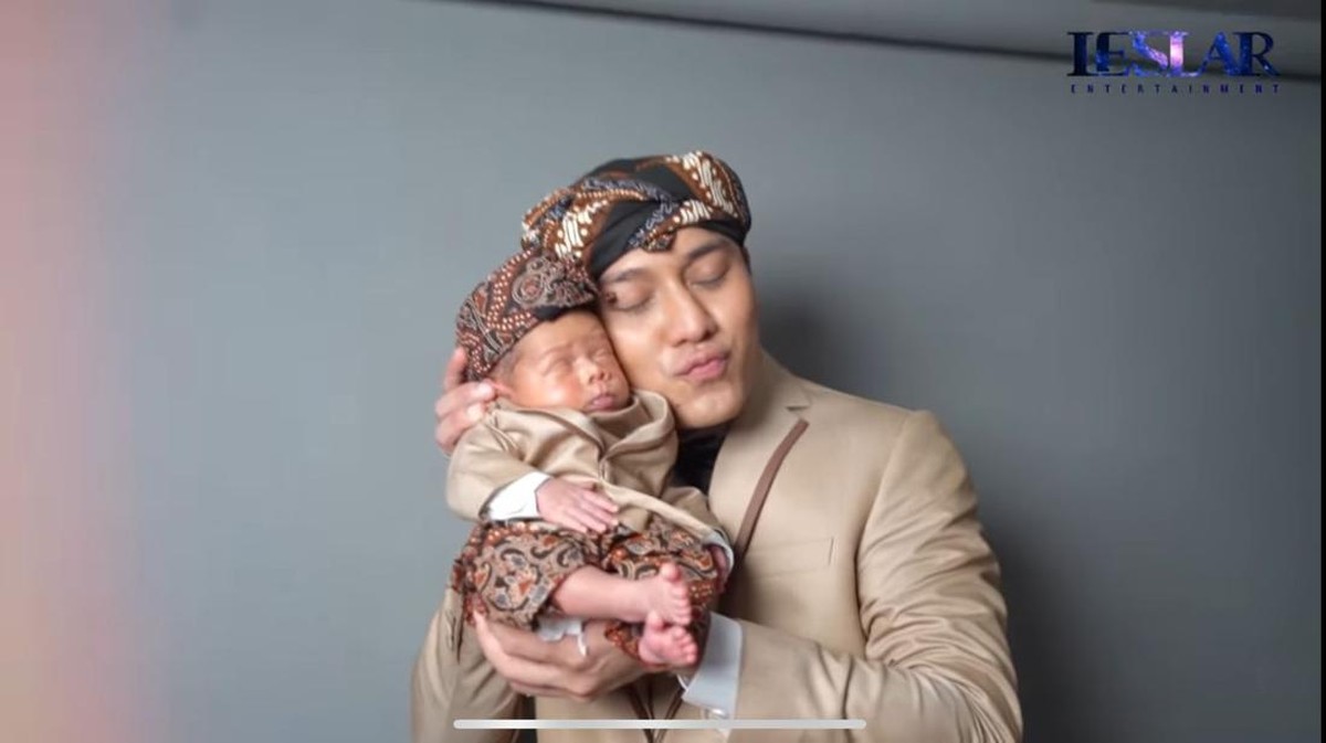 Lesti Kejora dan Rizky Billar akhirnya menampilkan paras sang anak tercinta&comma; Muhammad Leslar Al-Fatih Billar&period; Yuk intip&excl;