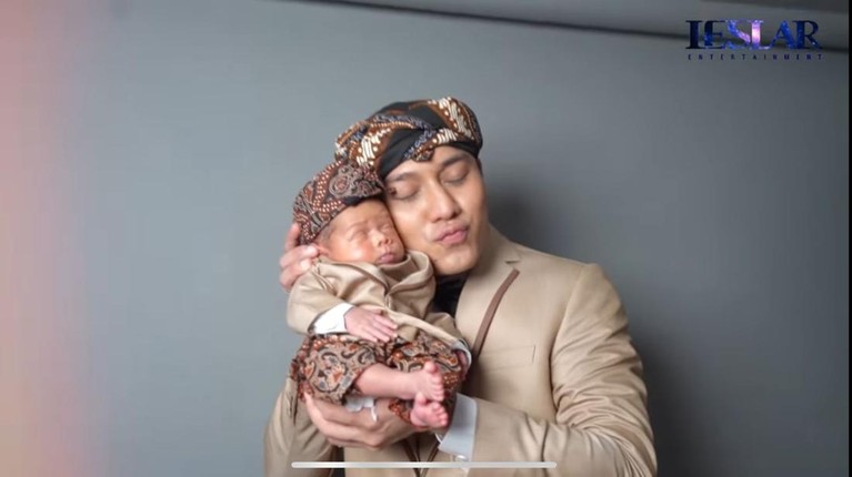 9 Paras Muhammad Leslar Al-Fatih Billar Lesti Kejora dan Rizky Billar akhirnya menampilkan paras sang anak tercinta, Muhammad Leslar Al-Fatih Billar. Yuk intip!