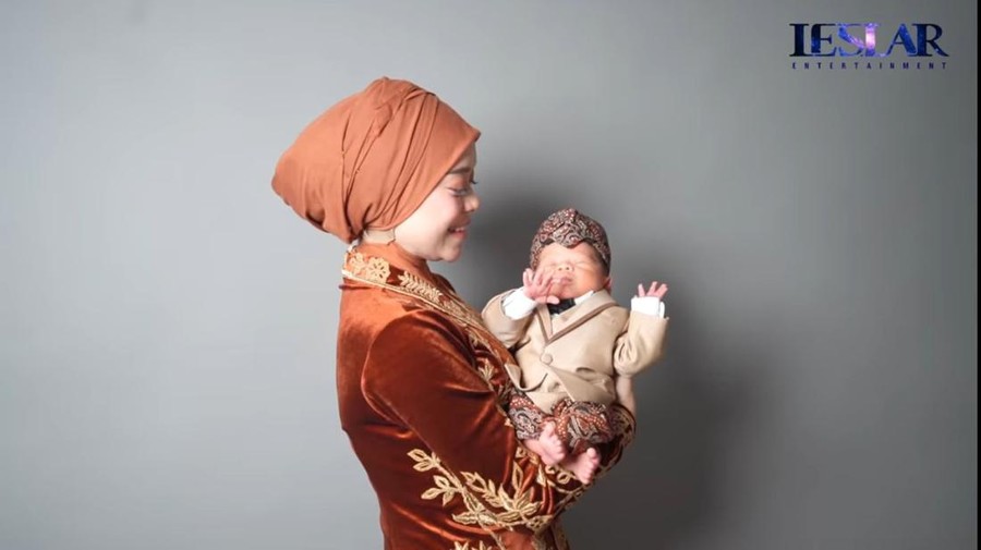 Lesti Kejora dan Rizky Billar akhirnya menampilkan paras sang anak tercinta, Muhammad Leslar Al-Fatih Billar. Yuk intip!
