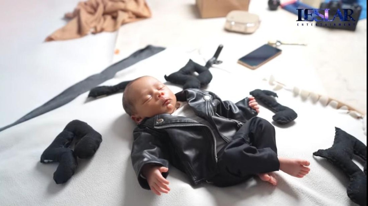 Lesti Kejora dan Rizky Billar akhirnya menampilkan paras sang anak tercinta&comma; Muhammad Leslar Al-Fatih Billar&period; Yuk intip&excl;