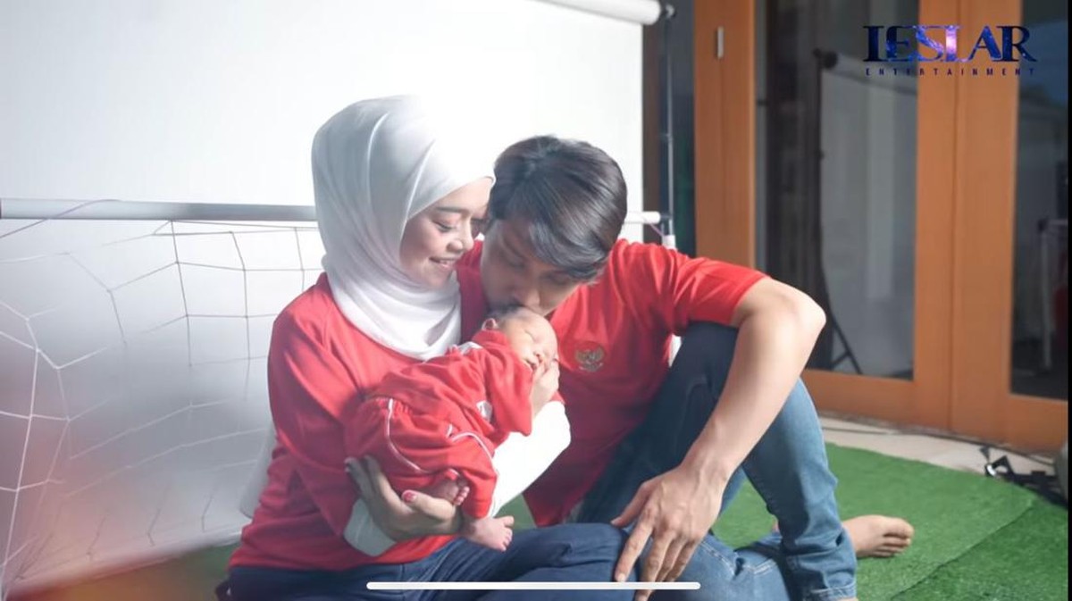 Lesti Kejora dan Rizky Billar akhirnya menampilkan paras sang anak tercinta&comma; Muhammad Leslar Al-Fatih Billar&period; Yuk intip&excl;