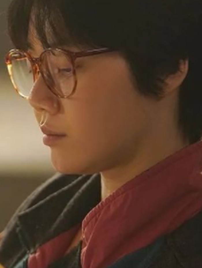 Akhir tahun 2021, nama Kim Mi Soo mulai naik daun sejak kemunculannya dalam drama Snowdrop. Aktris yang berperan sebagai Yeo Jeong Min, teman sekamar Jisoo BLACKPINK ini mencuri perhatian berkat akting dan pesonanya dengan rambut pendeknya./ foto: instagram.com/landscape_ent