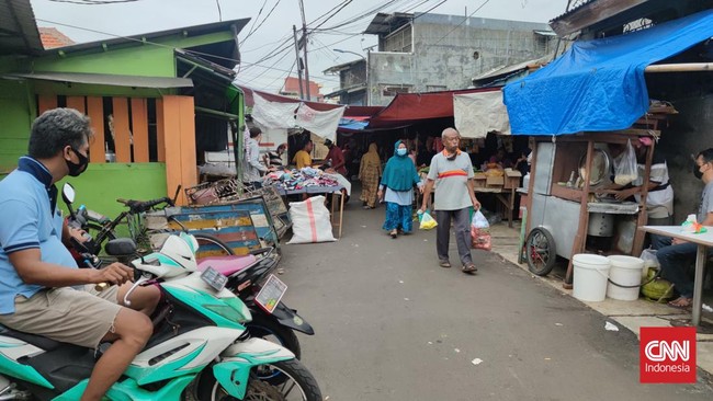 Pantauan CNNIndonesia.com di kawasan Krukut, Jakbar, warga masih terpantau berkerumun meski berada di wilayah yang menerapkan micro lockdown.