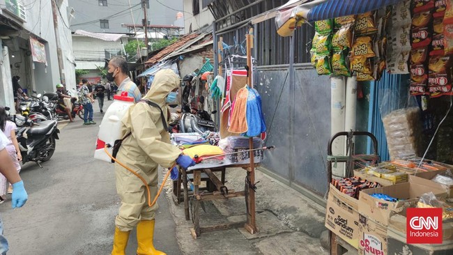 Kementerian Kesehatan menyebut setidaknya 14 warga RW 02 Krukut, Tamansari, Jakarta Barat probable terpapar Omicron berdasarkan hasil tracing.