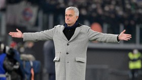 Viral Jose Mourinho Dipaksa Jadi Saksi Lamaran Fan AS Roma