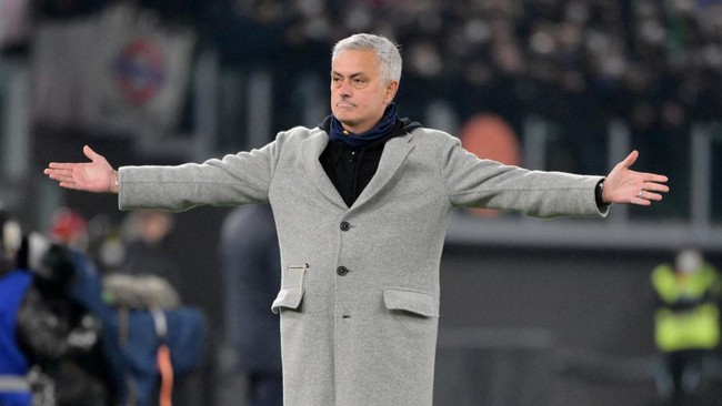 Aksi seorang fan AS Roma melamar kekasih di depan Jose Mourinho menjadi viral di media sosial.