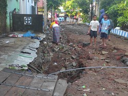Potret Dampak Banjir di Jember Jalan Paving Ambles hingga 2 Meter