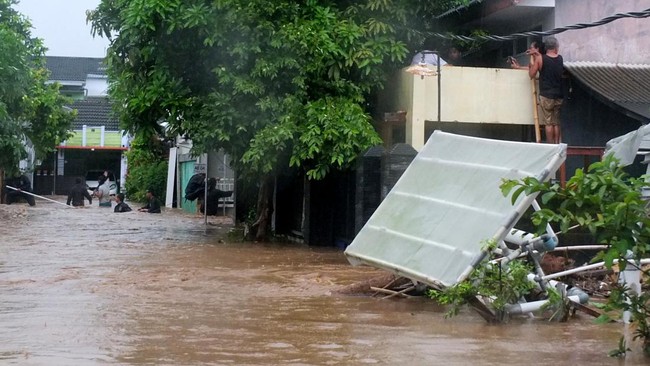 Total korban tewas akibat banjir di Jember, Jawa Timur, menjadi dua orang. BPBD Jember juga masih mencari satu korban hilang.