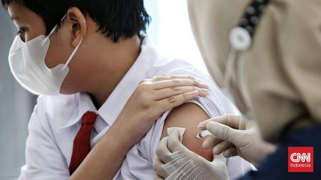 Vaksinator yang diduga menyuntikkan vaksin Covid-19 kosong di SD di Medan disebut bukan berasal dari puskesmas atau faskes pemerintah dan diundang pihak Polsek.