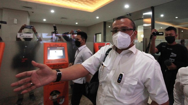 Ferdinand mengatakan identitas agamanya belum berubah di KTP dan sedang dalam proses administrasi untuk perubahannya.