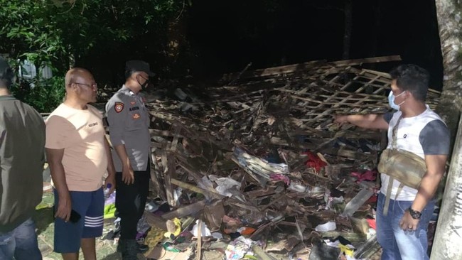 Polisi menemukan total tiga bom ikan dari lokasi ledakan yang mengancurkan satu rumah dan tewaskan 1 orang di Pandeglang.