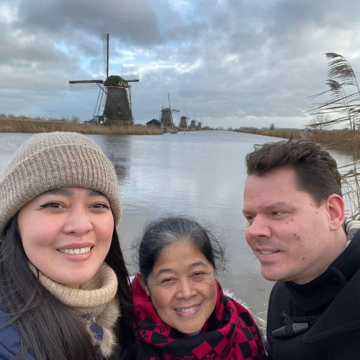 <p>Belum lama menikah, Gracia Indri dan suami bulenya kini menikmati kehidupan di Belanda. Sang Bunda, Nevos Setyaningrum turut hadir menemani mereka. (Foto: Instagram @graciaz14)</p>