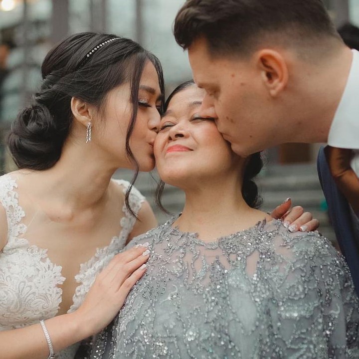 <p>Ketika Gracia Indri dan Jeff menikah, Ibunda datang jauh-jauh dari Indonesia ke Belanda untuk menyaksikan mereka mengikat janji suci. Jeff dan Gracia tak lupa mencium Nevos dengan penuh cinta. (Foto: Instagram @graciaz14 @iam_wills @timewillsee)</p>