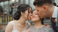 <p>Ketika Gracia Indri dan Jeff menikah, Ibunda datang jauh-jauh dari Indonesia ke Belanda untuk menyaksikan mereka mengikat janji suci. Jeff dan Gracia tak lupa mencium Nevos dengan penuh cinta. (Foto: Instagram @graciaz14 @iam_wills @timewillsee)</p>