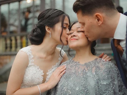 7 Potret Kedekatan Suami Bule Gracia Indri Asal Belanda dan Mertua