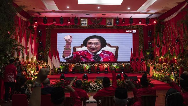 Pakar di Padang soal Mega Sindir Sumbar: Musyawarah Tak Jalan di RI Pakar sosiologi politik dari Universitas Negeri Padang merespons pernyataan Megawati dengan menyatakan perubahan itu bukan hanya masalah di Sumbar.