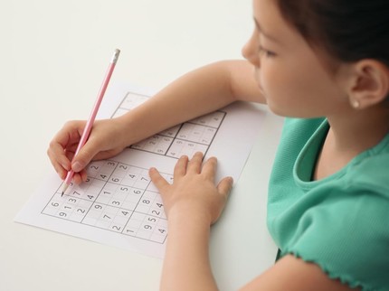 4 Manfaat & Cara Bermain Sudoku yang Bisa Diperkenalkan ke Anak
