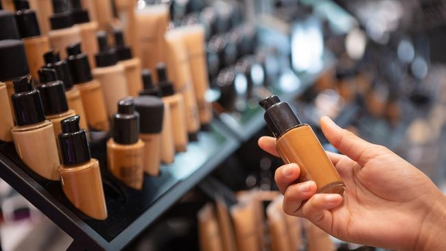 Sering mencoba tester makeup sebelum membelinya di mal? Jika ya, maka perhatikan beberapa hal penting berikut ini saat mencoba sampel makeup.
