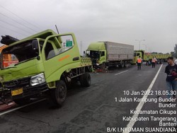 Kecelakaan Beruntun 3 Truk di Km 27 Tol Merak, 2 Orang Tewas