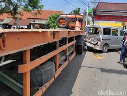 Truk Rem Blong Tabrak 4 mobil dan Motor di Jombang, 1 Tewas-2 Luka