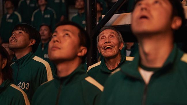 Presiden Korsel Moon Jae-in mengucapkan selamat kepada O Yeong-su dan segenap kru Squid Game atas capaian di Golden Globe Awards 2022.