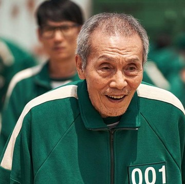 img-title Oh Young Soo, Pemeran Kakek 'Squid Game' Raih Penghargaan dan Kalahkan Para Aktor Hollywood di Golden Globes 2022
