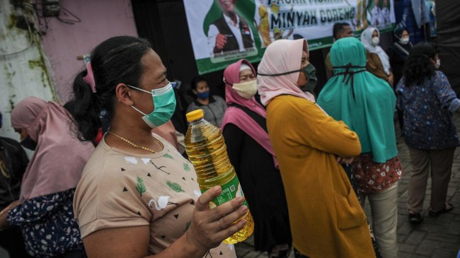 Para pedagang ikut mengantre saat Pemkot Bandung menggelar operasi pasar minyak goreng curah pada Senin (21/2).