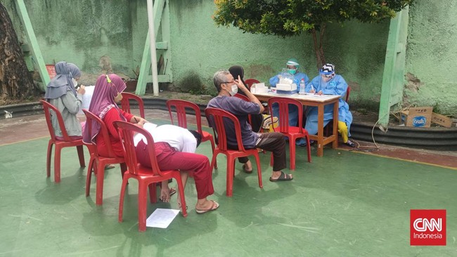 Kegiatan testing massal yang digelar Pemprov DKI Jakarta di empat titik zona merah RW 02 Krukut, Tamansari, Jakarta Barat, pada Senin (10/1) sepi pengunjung.