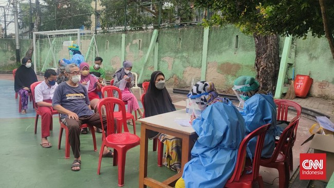 Ketua Satgas Covid-19 Zubairi memprediksi puncak gelombang subvarian BA.4 dan BA.5 tidak akan terlalu tinggi, tetapi berlangsung lama.
