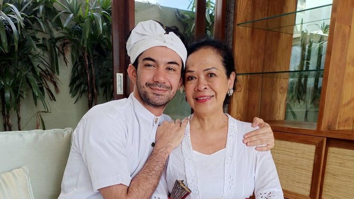 Reza Rahardian bersama Sang Bunda
