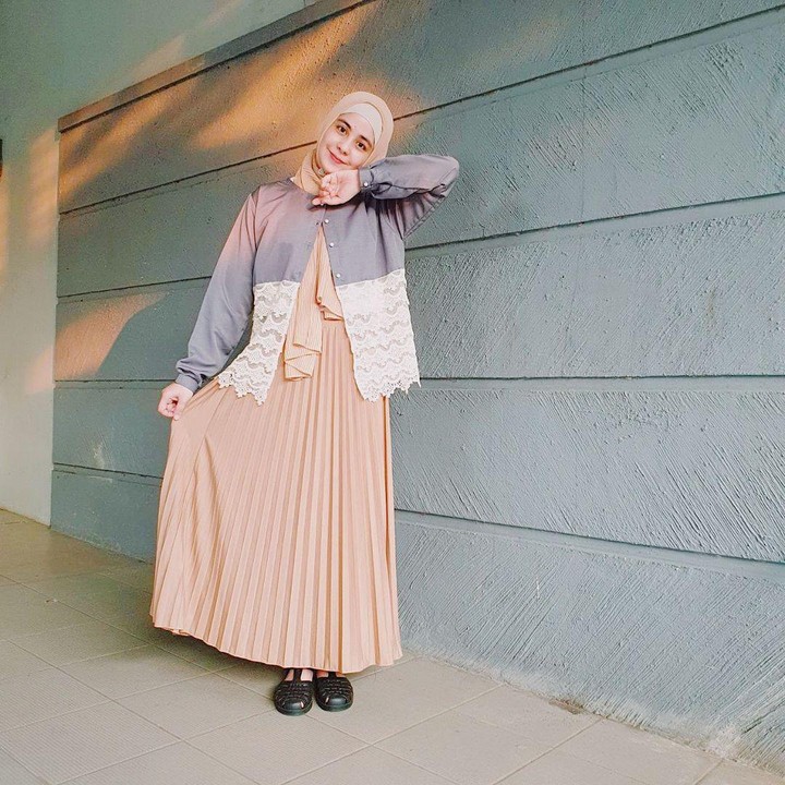 <p>Risty Tagor juga gemar memakai sentuhan feminin seperti <em>lace, plaid,</em> dan padu padan warna pastel seperti putih, <em>peach</em> dan <em>light grey.</em> Ia tak lupa mengenakan ciput sebagai dalaman pashmina. (Foto: Instagram @ristytagor)</p>