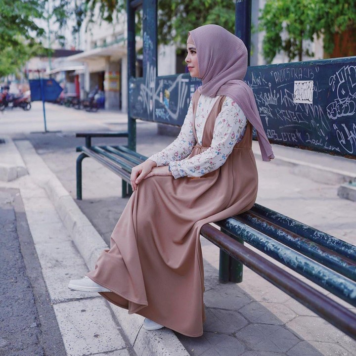 <p>Risty Tagor tetap terlihat modis dan memesona di usia 32 tahun. Hijaber cantik ini selalu mengenakan padu padan busana <em>stylish.</em> (Foto: Instagram @ristytagor)</p>