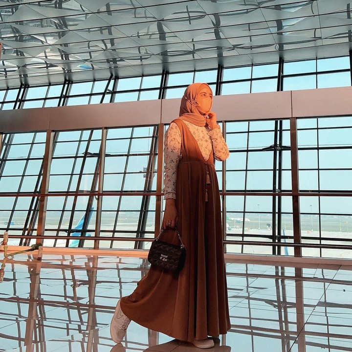 <p>Meski begitu, gaya busana Risty Tagor tak lepas dari kesan feminin. Ia hampir selalu mengenakan <em>dress</em> di setiap kesempatan. (Foto: Instagram @ristytagor)</p>