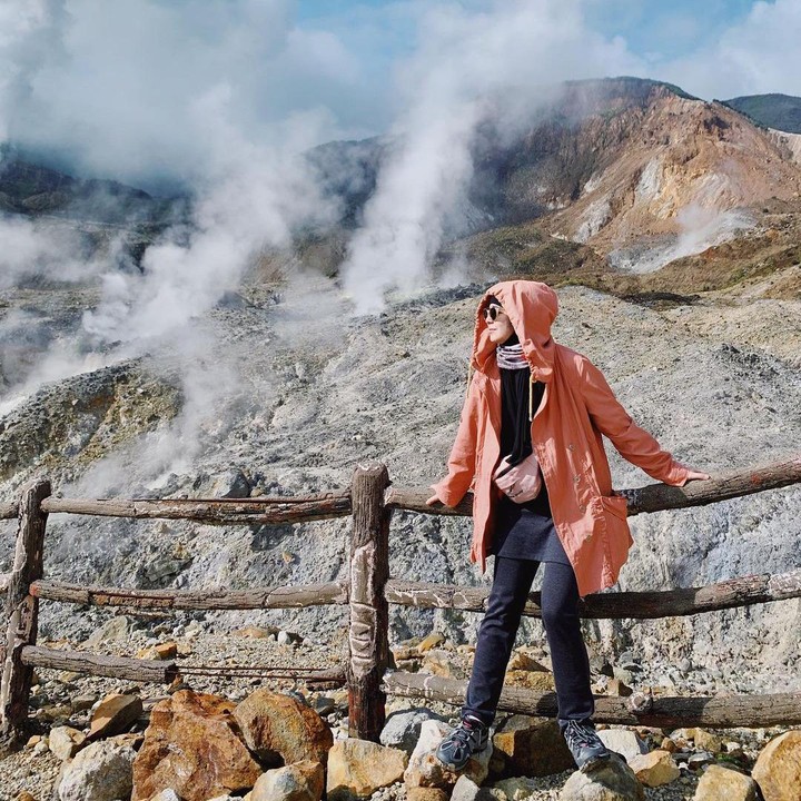 <p>Ketika sedang mendaki gunung, Risty Tagor tak segan memperlihatakan gayanya yang <em>sporty</em> dan kasual. Bunda tiga anak ini kece banget ya? (Foto: Instagram @ristytagor)</p>