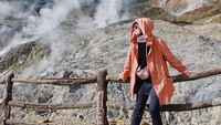 <p>Ketika sedang mendaki gunung, Risty Tagor tak segan memperlihatakan gayanya yang <em>sporty</em> dan kasual. Bunda tiga anak ini kece banget ya? (Foto: Instagram @ristytagor)</p>