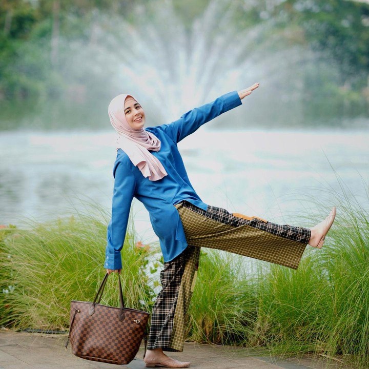 <p>Belakangan ini, Risty Tagor sedang gemar mencoba busana kekinian. Ia juga rutin mengunggah potret OOTD ke Instagram. Seperti ketika mencoba celana kulot dari padu padan kain yang berbeda. (Foto: Instagram @ristytagor)</p>